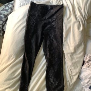 Old Navy Active Elevate Leggings - Black Pattern - Women’s M